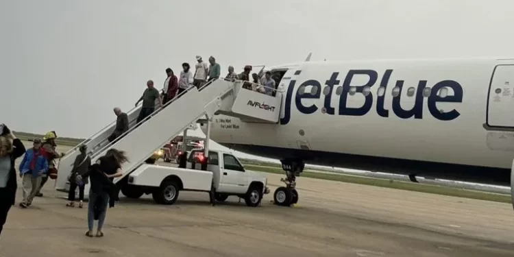 Vuelo de JetBlue realiza aterrizaje de emergencia en Kansas por alerta de humo