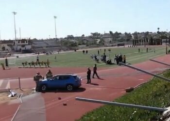 Automóvil fuera de control vuela sobre una cerca y aterriza en un campo de fútbol en Torrance