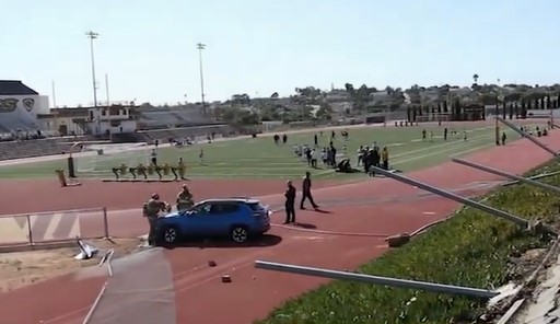 Automóvil fuera de control vuela sobre una cerca y aterriza en un campo de fútbol en Torrance