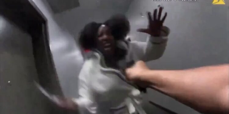 Oficial de Fairfax dispara a mujer con cuchillo durante chequeo de bienestar