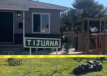 casa en Estados Unidos ha generado controversia por su decoración de Halloween, la cual simula un cuerpo envuelto, haciendo alusión a la violencia en Tijuana