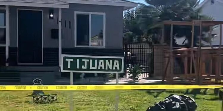 casa en Estados Unidos ha generado controversia por su decoración de Halloween, la cual simula un cuerpo envuelto, haciendo alusión a la violencia en Tijuana
