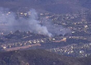 Incendio forestal en Poway provoca evacuaciones y cierre de carreteras