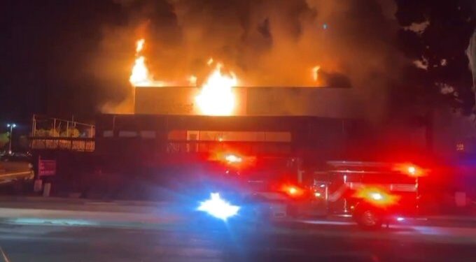 Incendio arrasa histórico edificio del bar In Cahoots en San Diego