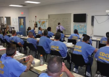 Más de 40 estudiantes encarcelados se graduaron de Southwestern College