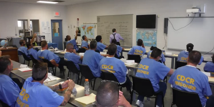 Más de 40 estudiantes encarcelados se graduaron de Southwestern College