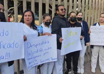 Decenas de enfermeros del Hospital General de Tijuana se manifiestan por despidos injustificados