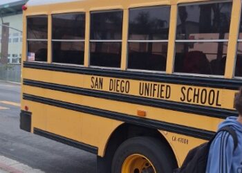 Padres de familia denuncian retrasos en el transporte escolar que afectan la salud y rutina de sus hijos