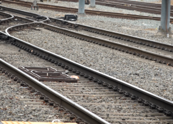 Mujer atropellada por tren de carga pierde una pierna en el centro de San Diego