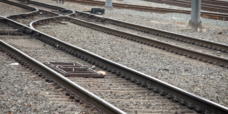 Mujer atropellada por tren de carga pierde una pierna en el centro de San Diego