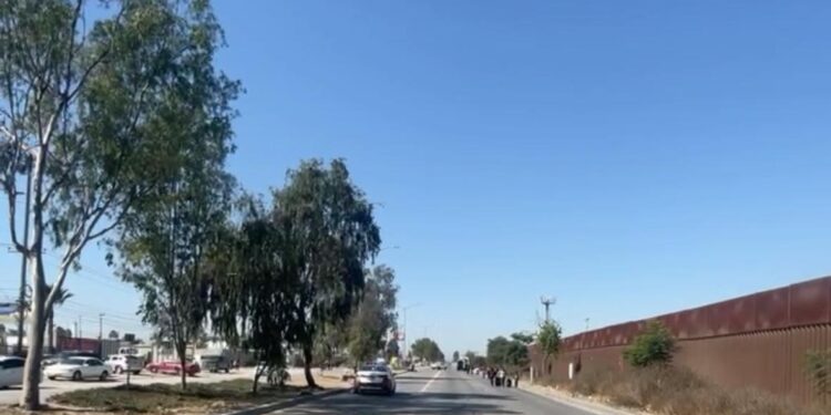 Posesionarios de Maclovio Rojas levantan bloqueo en la carretera Aeropuerto de Tijuana