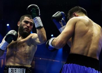 Artur Beterbiev vence a Dmitrii Bivol por decisión mayoritaria en un combate polémico