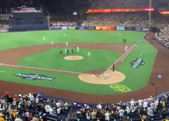 Padres aplastan a Bravos y toman ventaja en la Serie de Comodines