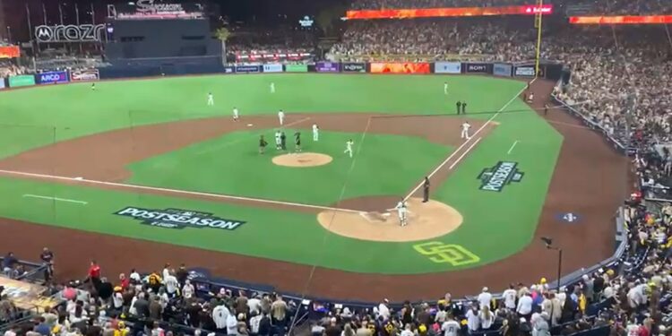Padres aplastan a Bravos y toman ventaja en la Serie de Comodines