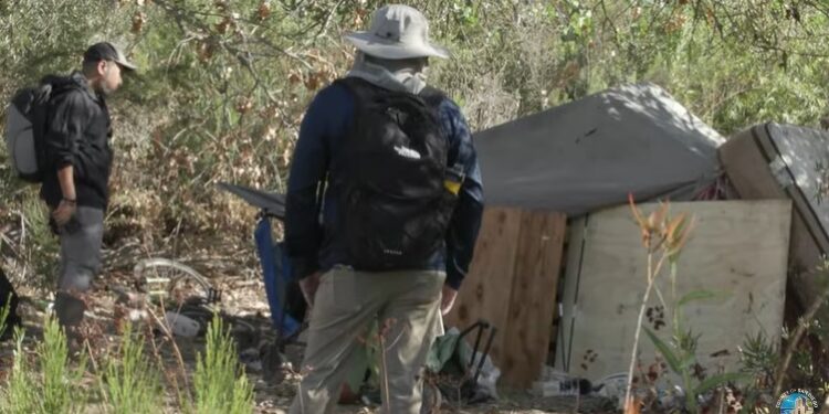 Decenas de personas que vivían en el lecho del río San Diego son reubicadas