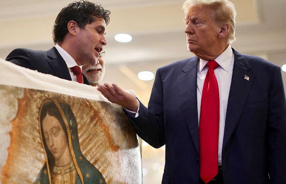 Donald Trump recibe imagen de la Virgen de Guadalupe durante encuentro con líderes latinos en Miami