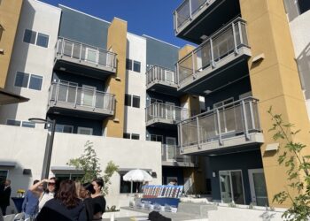 Inauguran nueva comunidad de viviendas asequibles para personas mayores en San Ysidro