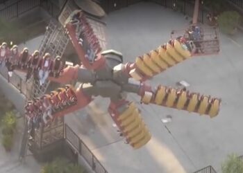 22 personas fueron rescatadas tras falla mecánica en atracción de Knott’s Berry Farm