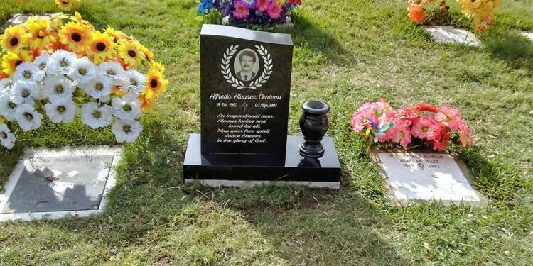 Delincuentes roban jarrones de metal en el cementerio de Bonita