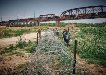Corte Federal impide a Patrulla Fronteriza cortar alambre de púas en Texas