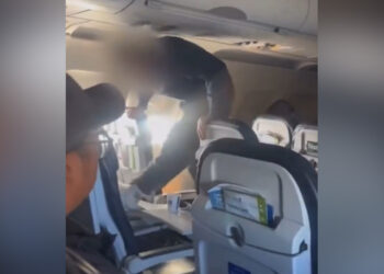Pasajero en vuelo de United Airlines es inmovilizado tras extraño incidente