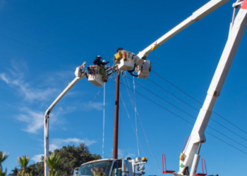 Comienzan cortes de energía por prevención de incendios por vientos de Santa Ana