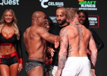 Mike Tyson y Jake Paul calientan pelea con tenso altercado en el pesaje