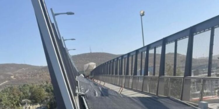 Puente peatonal de San Ysidro sufre daños por vientos de Santa Ana
