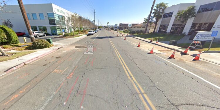 La policía de San Diego está investigando el atropellamiento fatal de un hombre en silla de ruedas por un automóvil mientras cruzaba la calle en Kearny Mesa el domingo por la noche.