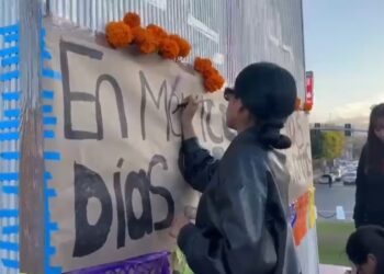 Mujeres conmemoran a víctimas de feminicidio en altar del Día de Muertos