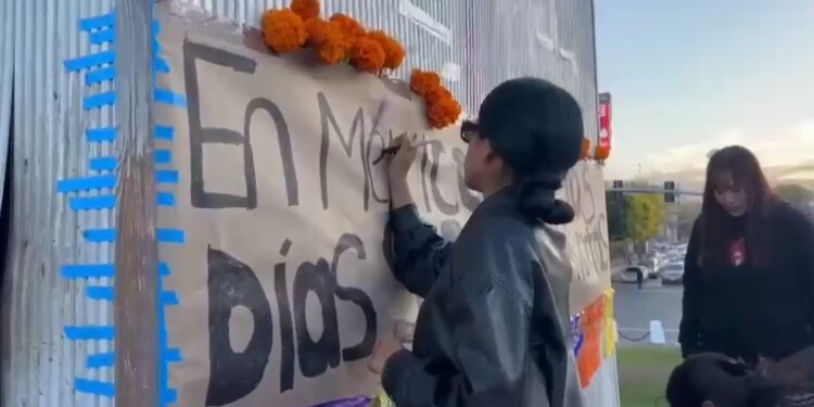 Mujeres conmemoran a víctimas de feminicidio en altar del Día de Muertos