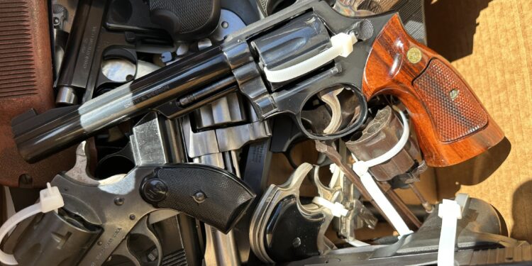 112 armas de fuego retiradas de las calles en evento de seguridad en Chula Vista