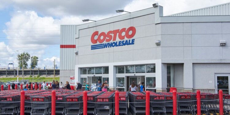 Auto choca contra el área de comida de un Costco en San Diego