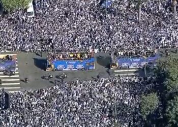 Celebran los Dodgers con desfile para los aficionados en el Centro de Los Ángeles