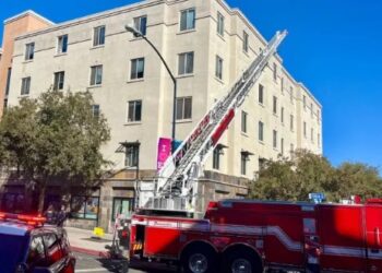 Desalojan complejo de ancianos en San Diego tras incendio