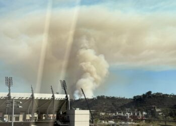 Levantan evacuaciones tras gran incendio cerca de la Universidad Estatal de San Diego
