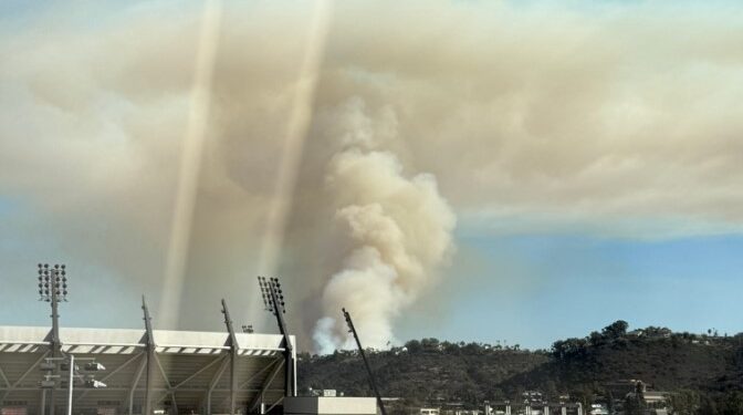 Levantan evacuaciones tras gran incendio cerca de la Universidad Estatal de San Diego