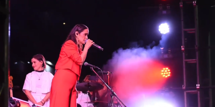 Julieta Venegas abarrotó la Revolución