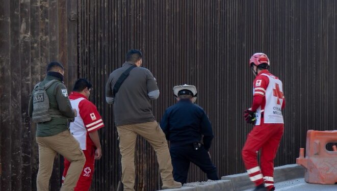 Migrante quedó atrapada en alcantarilla tras caer del muro fronterizo
