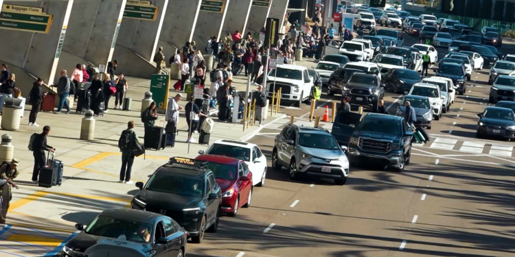 El aeropuerto de San Diego sufre retrasos en los vuelos en medio de la avalancha de viajes navideños