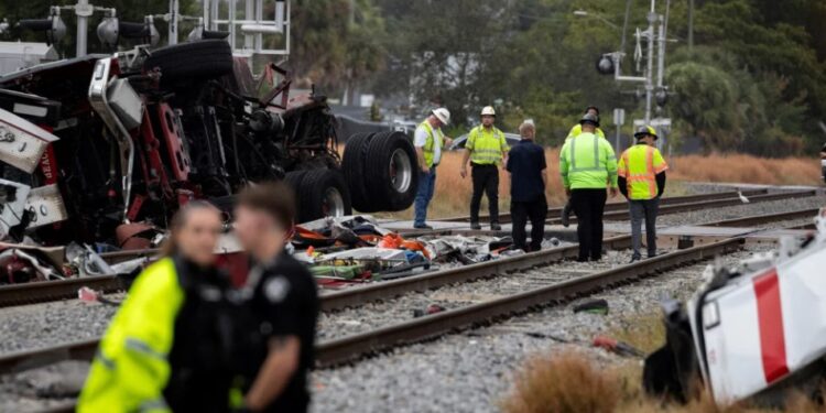 Choque entre tren y camión de bomberos dejó más de una docena de heridos en Florida