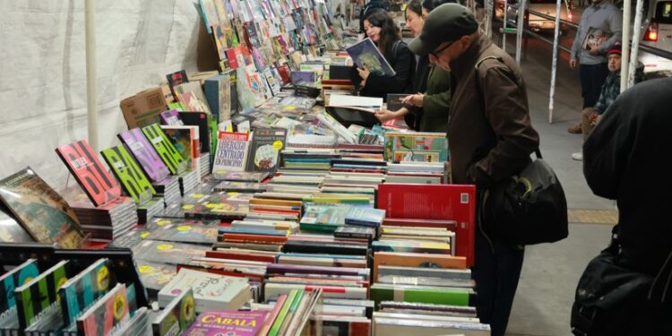 Feria del Libro Antiguo y de Ocasión llegó a la Avenida Revolución en Tijuana