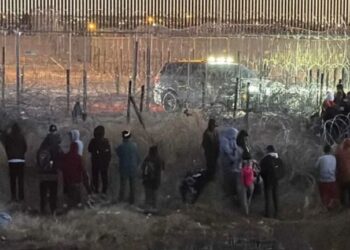 Patrulla fronteriza de Texas disparó balas de goma y gas pimienta a migrantes en Ciudad Juárez