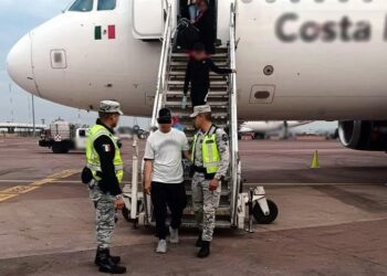 Pasajero que desvió un vuelo de Volaris causó un choque durante su traslado en Guadalajara