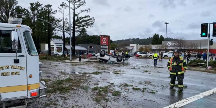 Tornados y tormentas extremas golpean California y el centro-norte de EUA