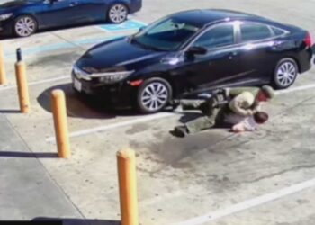 Agente golpeó a hombre transgénero, FBI investiga encubrimiento policial