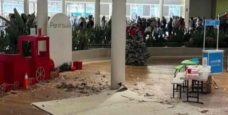 Cae hoja de yeso en área concurrida de Plaza Península en Tijuana