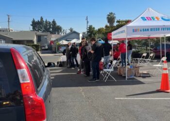 Condado de San Diego dona laptops renovadas para apoyar la educación
