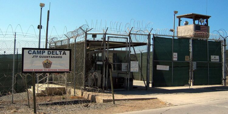 Trump ordena preparar Guantánamo para albergar a 30.000 migrantes