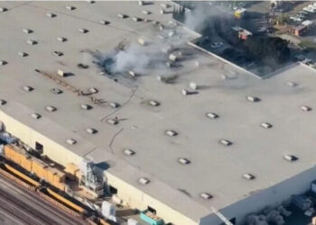 Avioneta se impactó en una bodega comercial en Fullerton, California